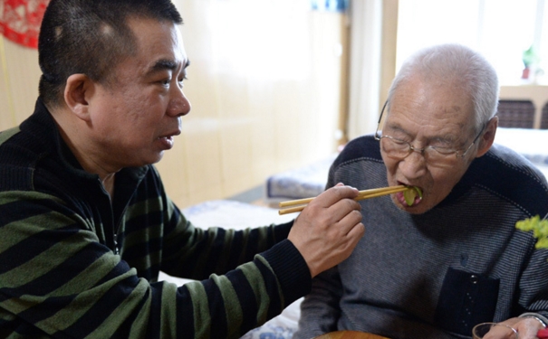 老人不愛(ài)吃飯是什么原因？老人不愛(ài)吃飯?jiān)趺椿厥拢?1)