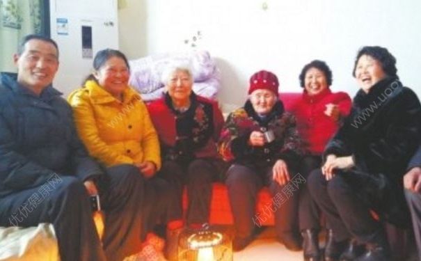 92歲老人每天喝八兩酒，老人喝酒對(duì)身體有什么好處？(2)