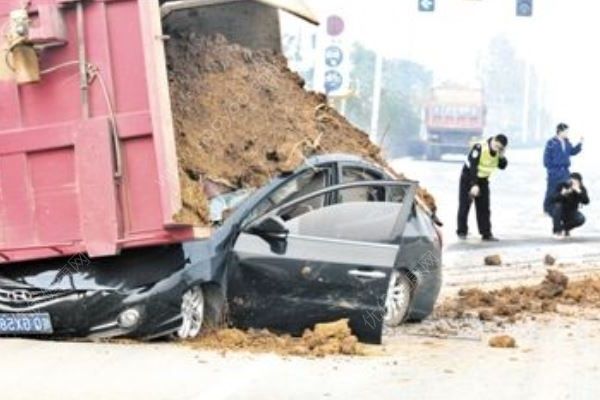 重慶一渣土車側(cè)翻壓扁小轎車，3名遇難者系1家3代(2)