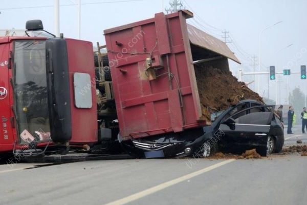 重慶一渣土車側(cè)翻壓扁小轎車，3名遇難者系1家3代(3)