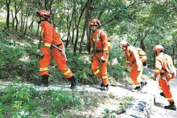 300人昨參與搜救鳳凰嶺失聯(lián)驢友，女生單獨(dú)出游注意事項(xiàng)(1)