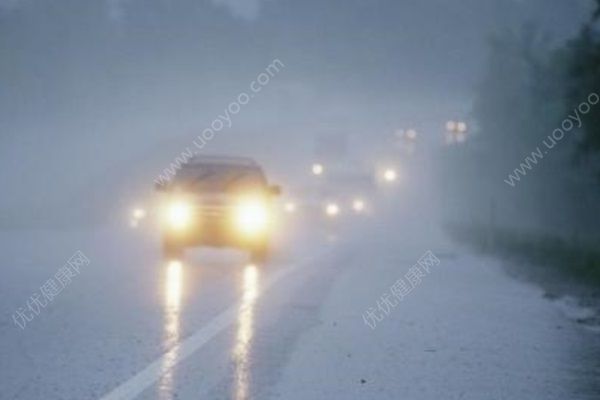 女子因大雨不敢開(kāi)車，無(wú)證男友在高速路上幫忙駕駛(4)