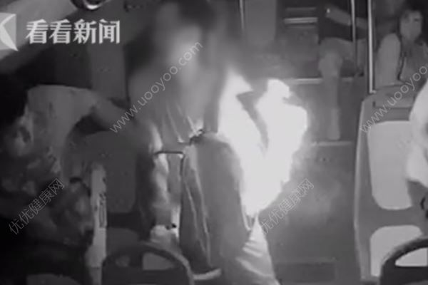 乘客胸前充電寶突然爆炸，火光四射瞬間點(diǎn)燃背包(2)