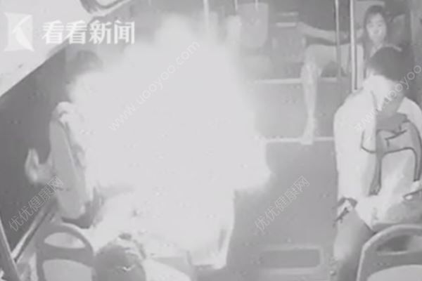 乘客胸前充電寶突然爆炸，火光四射瞬間點(diǎn)燃背包(3)