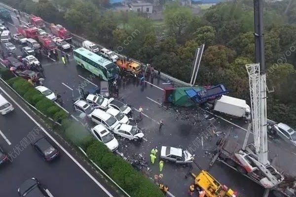 京哈高速發(fā)生慘烈事故，汽車被大貨撞成“鐵餅”致3人死亡(3)