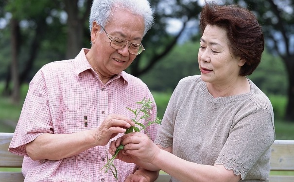 老人血糖高吃什么好？老人血糖高吃什么能降糖？(1)