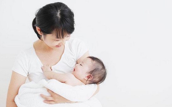 生完孩子多久才能洗澡？冬天坐月子洗澡要注意什么？(1)