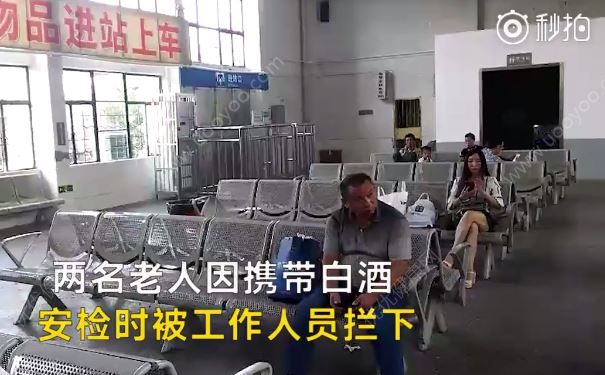 六旬老人10分鐘喝完2瓶白酒上車，老人喝白酒要注意什么？(1)