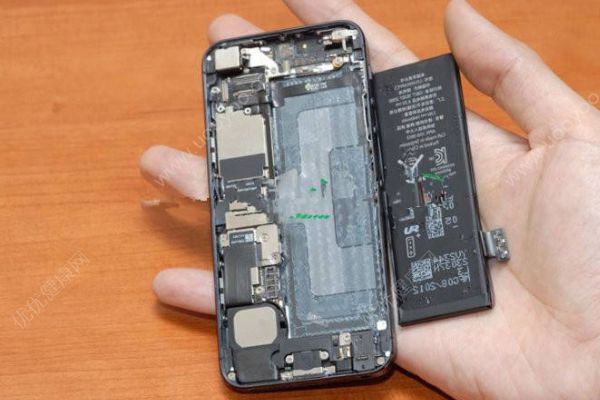 男子牙咬iPhone電池瞬間爆炸！如何預防電池爆炸？(3)