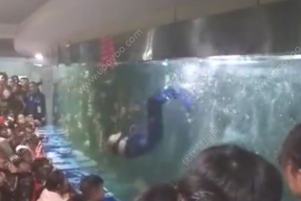 女孩海洋館扮美人魚，不怕累就怕水冷！(1)