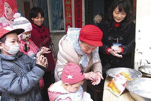 成都現(xiàn)86歲最美包租婆！幫助百余戶白血病家庭！(2)