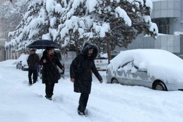 外賣小哥暴雪中一瘸一拐送餐！暴雪天氣需要注意什么？(3)