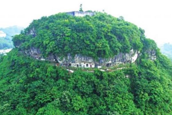 上山開荒意外發(fā)現(xiàn)世外桃源！這位老人成為現(xiàn)代版山頂洞人！(1)