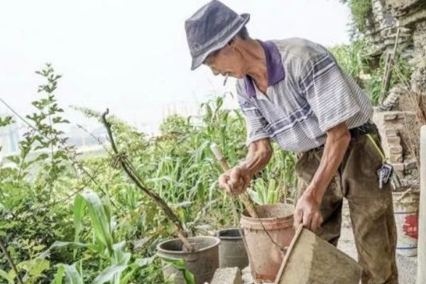 上山開荒意外發(fā)現(xiàn)世外桃源！這位老人成為現(xiàn)代版山頂洞人！(3)