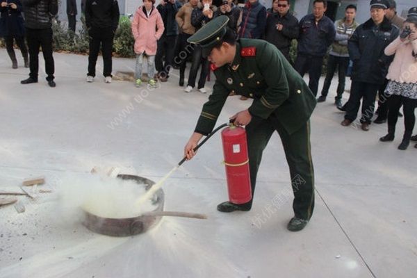 男子火鍋店用餐被滅火器噴暈，使用滅火器要注意什么？(5)