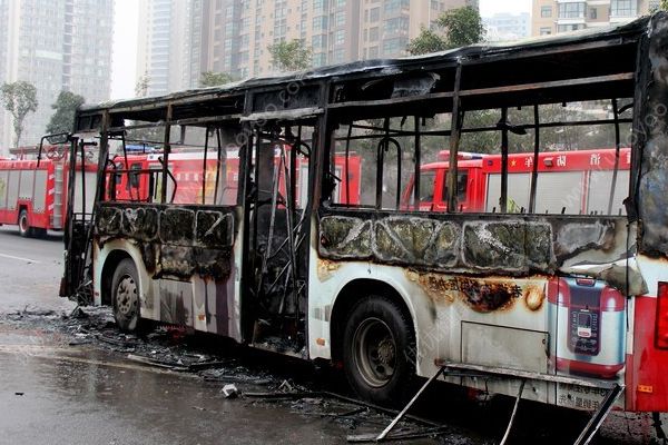 上海公交發(fā)生自燃，路遇車輛自燃我們應(yīng)該如何做？(1)