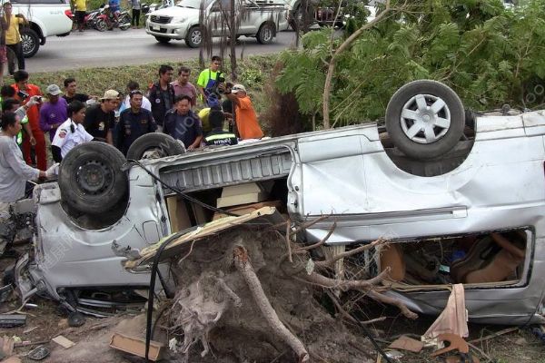 路遇車禍男子鉆進(jìn)車救人，發(fā)生車禍怎么自救？(1)