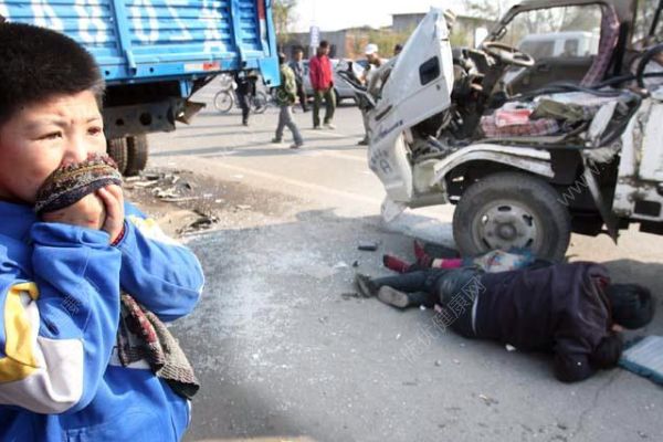 路遇車禍男子鉆進(jìn)車救人，發(fā)生車禍怎么自救？(2)