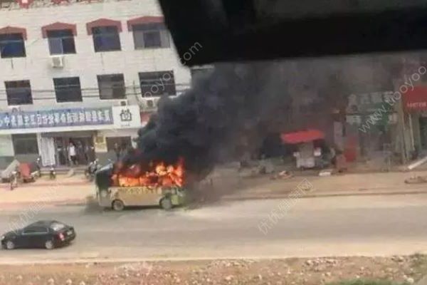 公交車起火自燃，乘客有序撤離幸無人員被困(4)