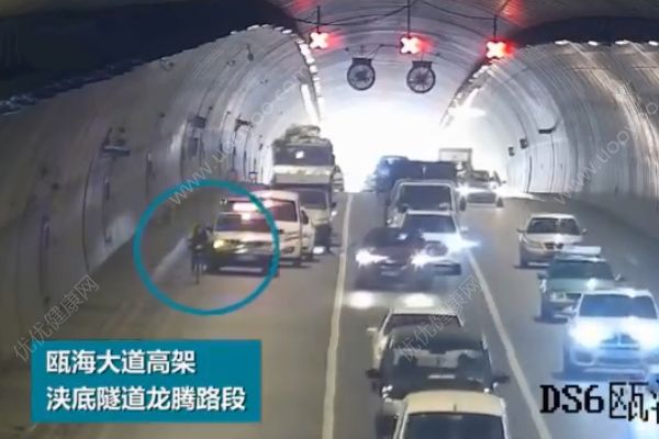 女子騎共享單車上高架！還把兒子放在車籃里！(1)