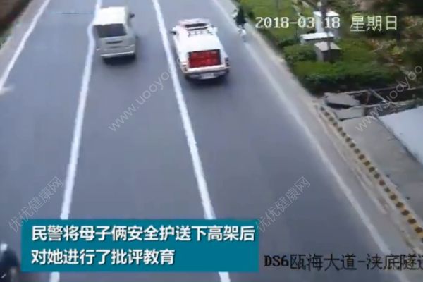 女子騎共享單車上高架！還把兒子放在車籃里！(4)