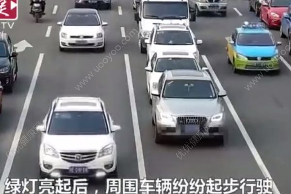 男子開車“吃雞”忘記開動，十余輛車受阻(1)