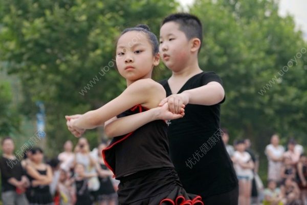 9歲女孩性早熟胸圍接近少女，與拉丁舞有關(guān)？(2)