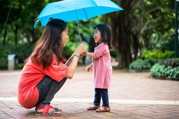 女童游玩中暑暈厥，交警駕車開道送醫(yī)，如何預(yù)防兒童中暑？(4)