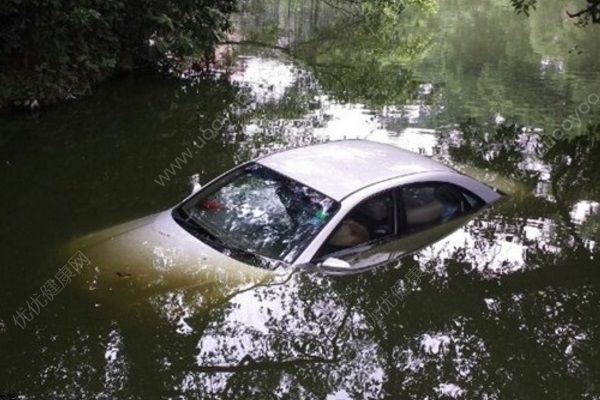 柳州轎車(chē)離奇墜河，司機(jī)逃出車(chē)外拒救助溺亡(4)