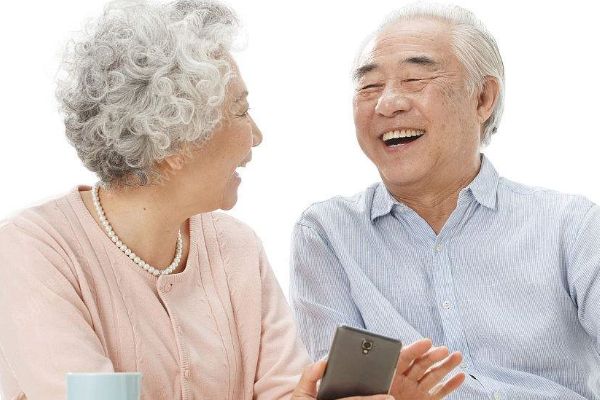 男護(hù)工瘋狂掌摑77歲老人：3個半小時打57次(1)