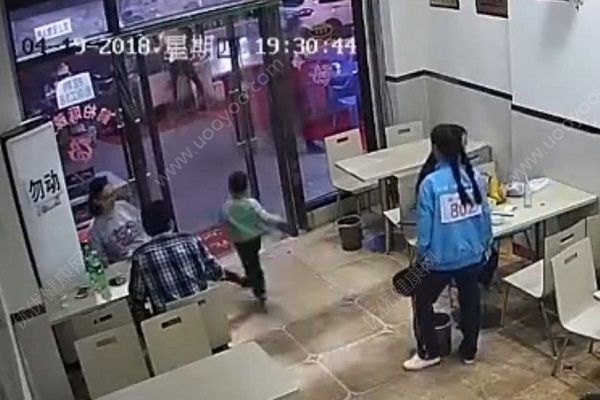 孕婦故意伸腳絆倒4歲男童，孩子患先天性心臟已住院(1)