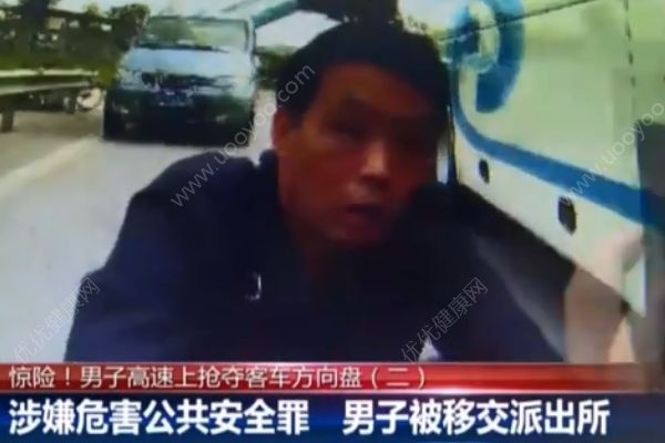 男子高速上搶奪客車方向盤！乘客一腳猛踹制止！(4)