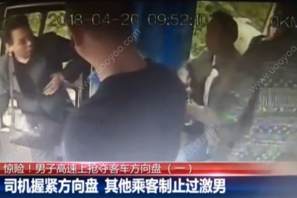 男子高速上搶奪客車方向盤！乘客一腳猛踹制止！(3)