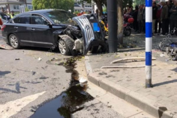 南京發(fā)生車禍，倒地女子當場死亡(1)