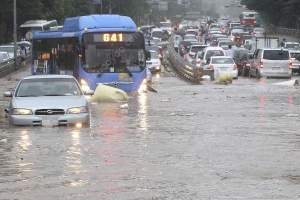 浙江江山11歲男孩被沖入暗渠，過路居民暴雨中緊急救援(3)