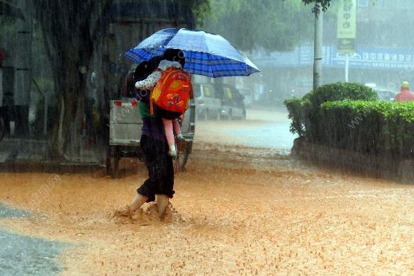 浙江江山11歲男孩被沖入暗渠，過路居民暴雨中緊急救援(4)