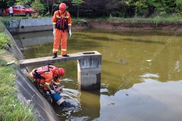 男子3米深水塘中劃船喂魚不慎落水身亡，溺水后急救方法(1)