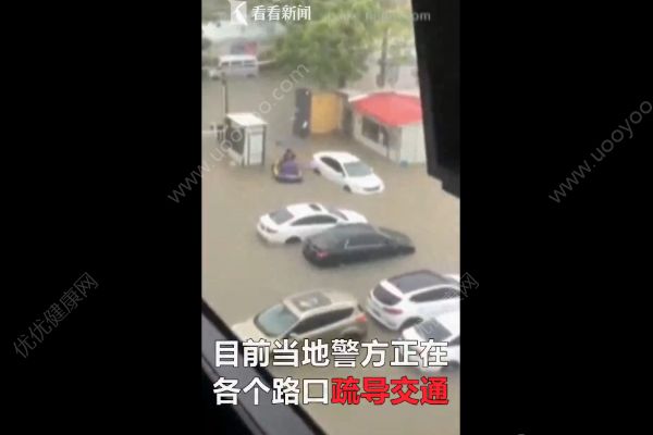 廈門因暴雨進(jìn)入“看海模式”，積水沒腰將人沖走(1)