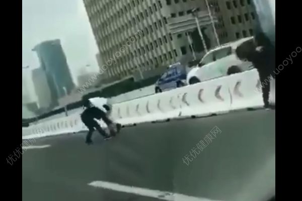 上海兩車斗氣！車上兩對男女竟在高架道路上下車撕斗！(1)