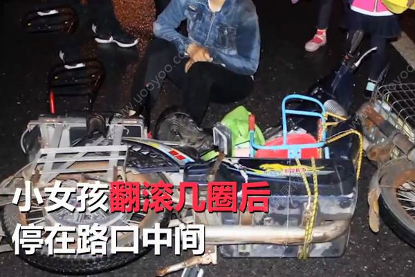 汽車撞倒母女3人！女孩車輪旁翻滾幾圈竟安然無(wú)恙！(3)