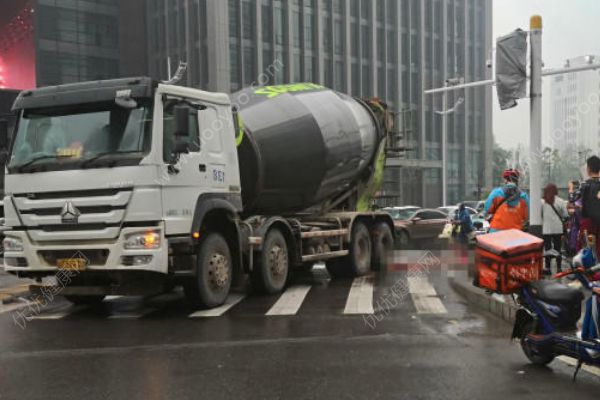 湖北發(fā)生慘烈車禍！女子被攪拌車碾壓當(dāng)場身亡！(1)