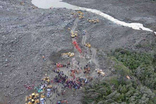 陜西白河發(fā)生山體崩塌：一民房被掩埋，3人死亡1人仍在搜救(1)