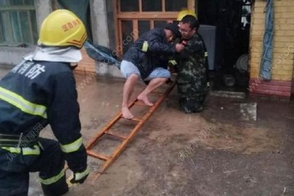 甘肅遭遇強(qiáng)對流天氣暴雨冰雹，已疏散群眾三百多人(2)