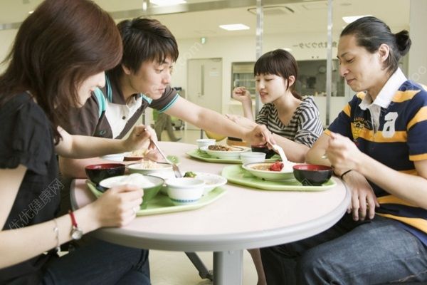 女子吃太快撐破食道險沒命，發(fā)現(xiàn)時已重度貧血(4)