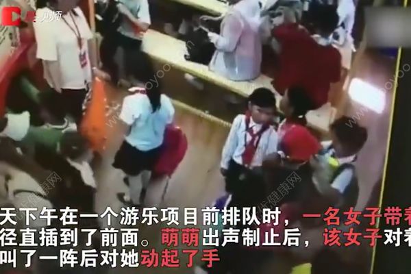 湖南9歲女孩阻止一對母子插隊，被男孩母親推搡腳踹(2)