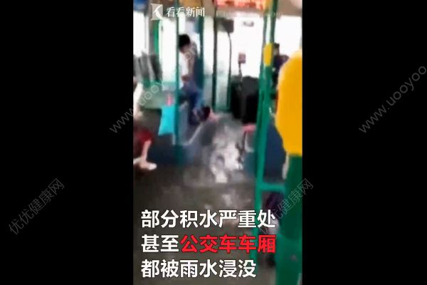 廈門因暴雨進(jìn)入“看海模式”，積水沒腰將人沖走(2)