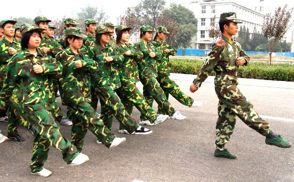 軍訓(xùn)能戴隱形眼鏡嗎？軍訓(xùn)戴隱形眼鏡可以嗎？(2)