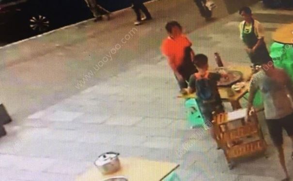 8歲男孩獨自吃火鍋，4個位置輪流坐，小孩子吃火鍋要注意什么？(3)