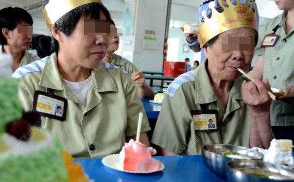 90歲犯人頭一回吃生日蛋糕：頭一回吃蛋糕，一定認(rèn)真改造(1)