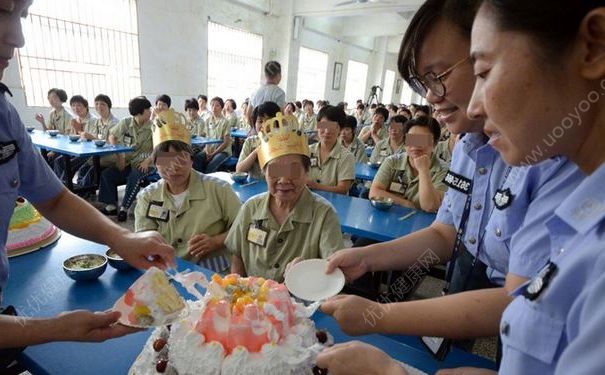 90歲犯人頭一回吃生日蛋糕：頭一回吃蛋糕，一定認(rèn)真改造(2)